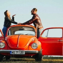 PLIMBARE CU STIL ÎNTR-O MAȘINĂ DE EPOCĂ VW BEETLE CU ȘOFER