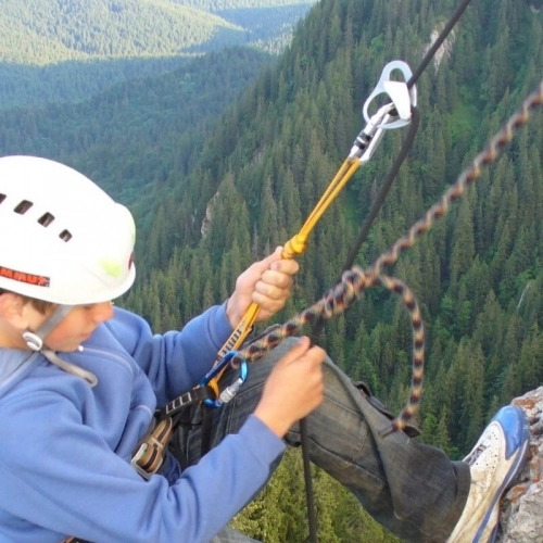 AVENTURĂ VERTICALĂ: TESTEAZĂ-ȚI LIMITELE!