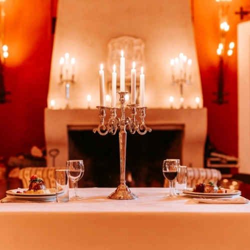 EXPERIENȚĂ CULINARĂ EXCLUSIVĂ LA LUMINA A 100 DE LUMÂNĂRI