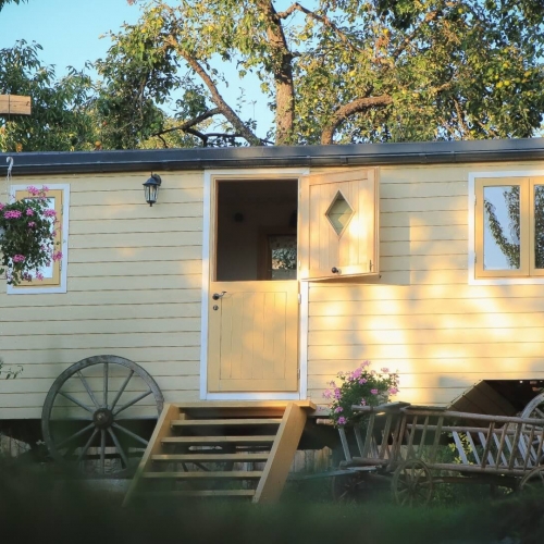 EVADARE ROMANTICĂ ÎNTR-O CĂRUȚĂ CU JACUZZI EXTERIOR