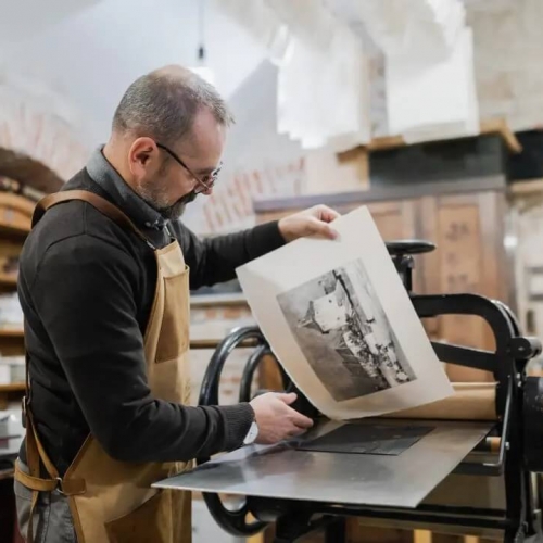SECRETELE HÂRTIEI HANDMADE – VIZITĂ INTERACTIVĂ LA ATELIER