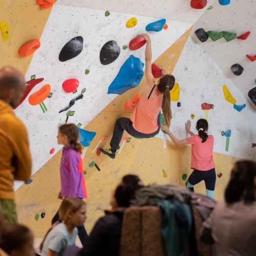 FORȚĂ ȘI FOCUS – ABONAMENT BOULDERING LA ADRENALIN CLIMBING GYM