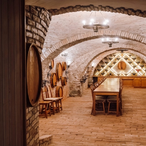 4 TÉTELES BORKÓSTOLÓ A PETRY ESTATE WINERY BIRTOKÁN