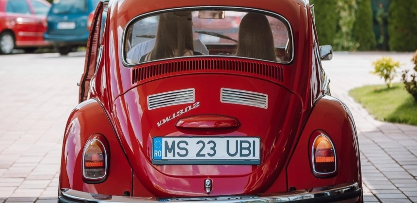 STÍLUSOS SÉTAAUTÓZÁS SOFŐRREL EGY OLDTIMER VW BOGÁRBAN