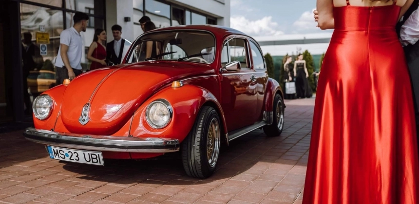 PLIMBARE CU STIL ÎNTR-O MAȘINĂ DE EPOCĂ VW BEETLE CU ȘOFER