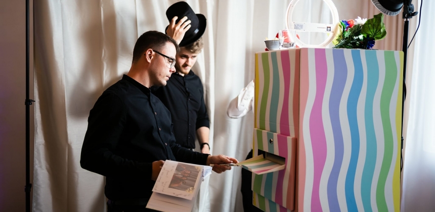 ÎNCHIRIERE PHOTOBOOTH - AMINTIRI FOTO DE LA EVENIMENTUL TĂU