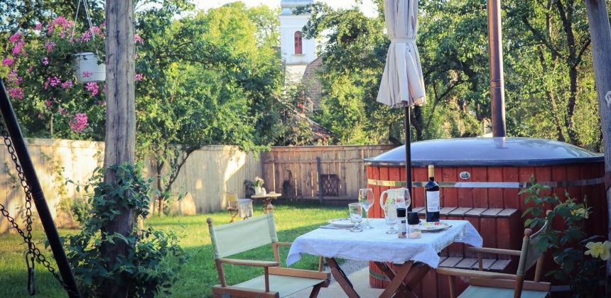 EVADARE ROMANTICĂ ÎNTR-O CĂRUȚĂ CU JACUZZI EXTERIOR