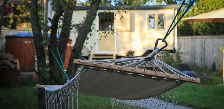 EVADARE ROMANTICĂ ÎNTR-O CĂRUȚĂ CU JACUZZI EXTERIOR
