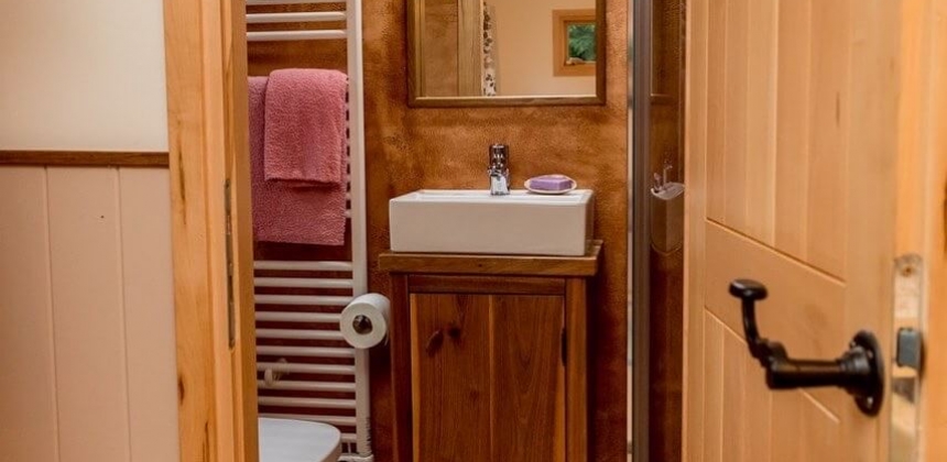 EVADARE ROMANTICĂ ÎNTR-O CĂRUȚĂ CU JACUZZI EXTERIOR