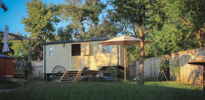 EVADARE ROMANTICĂ ÎNTR-O CĂRUȚĂ CU JACUZZI EXTERIOR