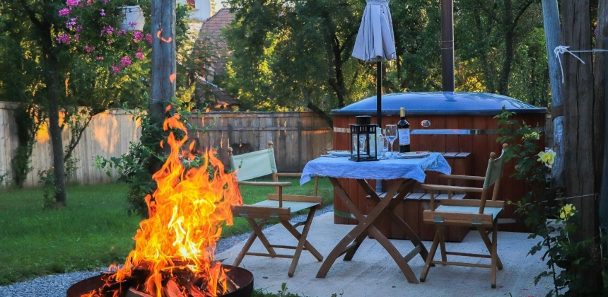ROMANTIKUS SZÁLLÁS HÁLÓSZEKÉRBEN PEZSGŐFÜRDŐVEL