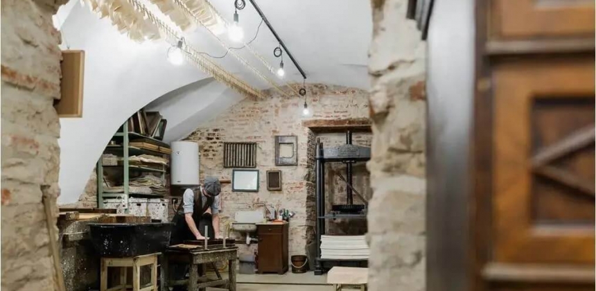 SECRETELE HÂRTIEI HANDMADE – VIZITĂ INTERACTIVĂ LA ATELIER