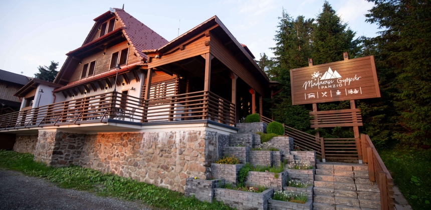 PANORÁMA, WELLNESS, ROMANTIKA – KETTESBEN A MADARASI GYOPÁRBAN