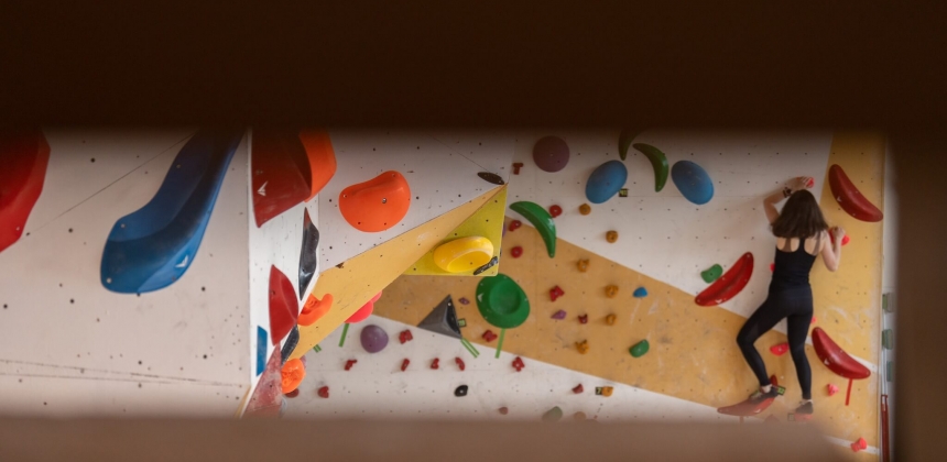 FORȚĂ ȘI FOCUS – ABONAMENT BOULDERING LA ADRENALIN CLIMBING GYM