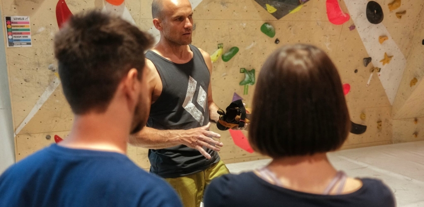 DESCOPERĂ-ȚI FORȚA! – INSTRUCTAJ DE BOULDERING ÎN GRUP