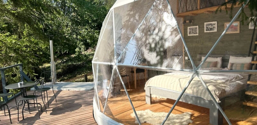 PANORÁMÁS GLAMPING ÉLMÉNY A FENYVESEK KÖZÖTT