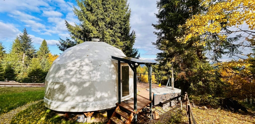 PANORÁMÁS GLAMPING ÉLMÉNY A FENYVESEK KÖZÖTT