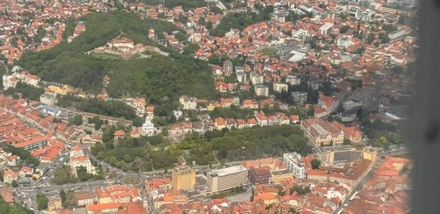 LÁTVÁNYREPÜLÉS BRASSÓ, TÖRCSVÁR ÉS A FESTŐI KÁRPÁTKANYAR FÖLÖTT