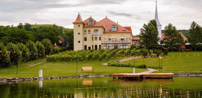 4 TÉTELES BORKÓSTOLÓ A PETRY ESTATE WINERY BIRTOKÁN